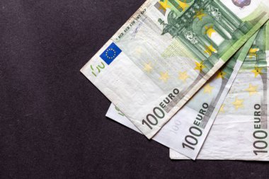 Farklı düzenlemelerde birkaç yüz euro banknot görünümü