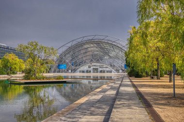 Leipzig, Almanya-28 Ağustos 2019. Leipziger Messe, Leipzig Almanya fuar alanının kongre merkezi ile giriş alanının görünümü, ilginç su mimarisi ile ön avludan alınmıştır