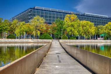 Leipzig, Almanya-28 Ağustos 2019. Leipziger Messe, Leipzig Almanya fuar alanının kongre merkezi ile giriş alanının görünümü, ilginç su mimarisi ile ön avludan alınmıştır