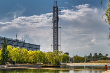 Leipzig, Almanya-28 Ağustos 2019. Leipzig Fuarcılık Fuarı'nın karakteristik kuleleri ile ilginç su mimarisi ile idari alanın görünümü