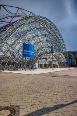 Leipzig, Almanya-28 Ağustos 2019. Leipziger Messe, Leipzig Almanya fuar alanının kongre merkezi ile giriş alanının görünümü, ilginç su mimarisi ile ön avludan alınmıştır