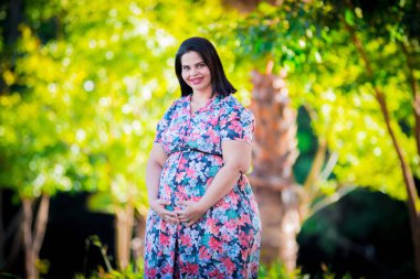 Hamile kadında renkli açık - göbek Holding