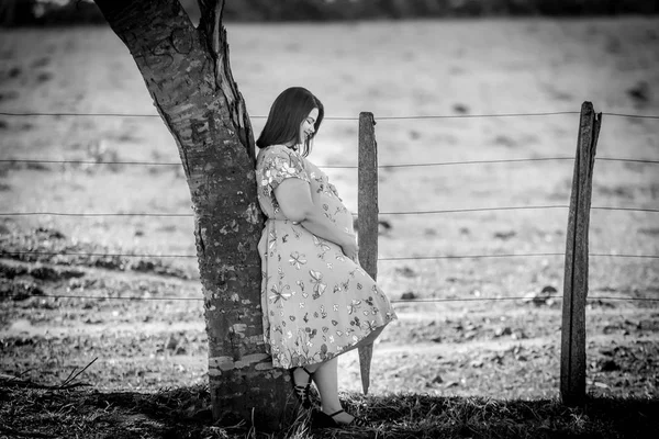 Pregnant Woman Black White Outdoor Holding Belly — Stock Photo, Image