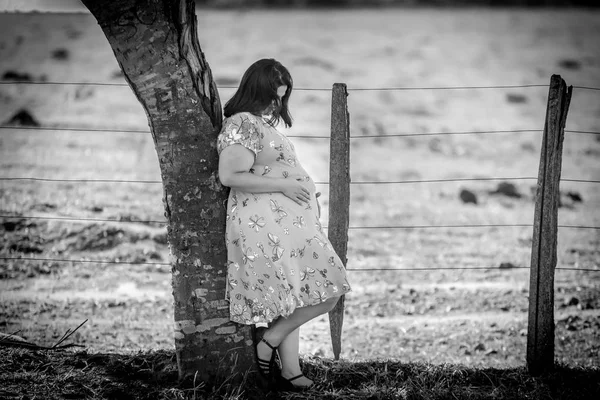 Gravid Kvinna Svart Och Vitt Utomhus Hålla Magen — Stockfoto