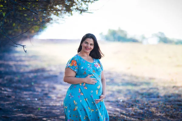 Kobieta Ciąży Publiczne Trzymając Brzuch — Zdjęcie stockowe