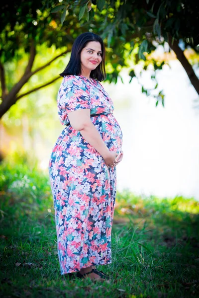 Kobieta Ciąży Odkryty Holding Brzuch Uśmiechając Się — Zdjęcie stockowe