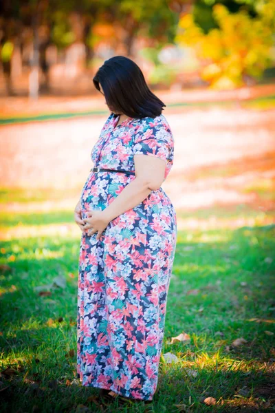 Kobieta Ciąży Kolorowe Zewnątrz Holding Brzuch — Zdjęcie stockowe
