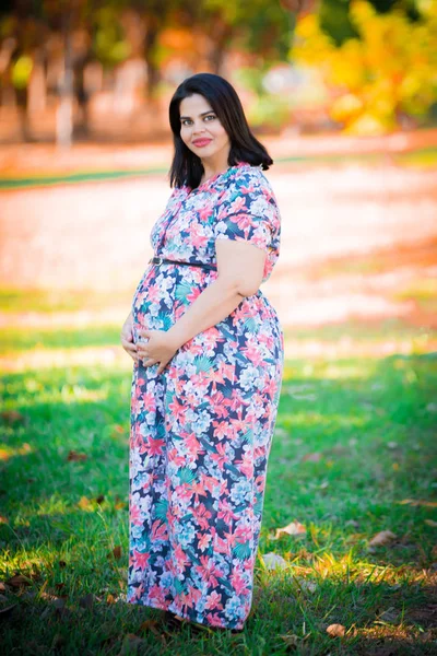 Kobieta Ciąży Kolorowe Zewnątrz Holding Brzuch — Zdjęcie stockowe