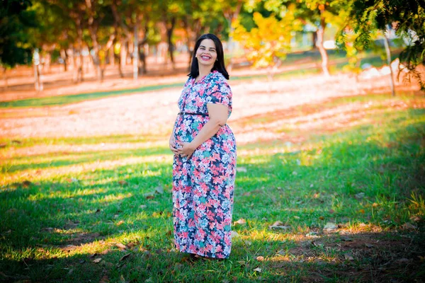 Kobieta Ciąży Kolorowe Zewnątrz Holding Brzuch Uśmiechając Się — Zdjęcie stockowe