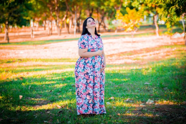 Kobieta Ciąży Kolorowe Zewnątrz Uśmiecha Się Patrząc Górę — Zdjęcie stockowe