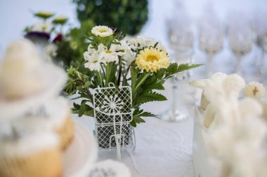 Çiçek, şeker ve dekorasyon dekore edilmiş tablo