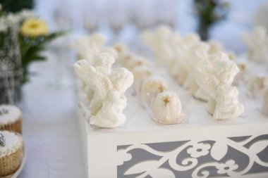 Çiçek, şeker ve dekorasyon dekore edilmiş tablo