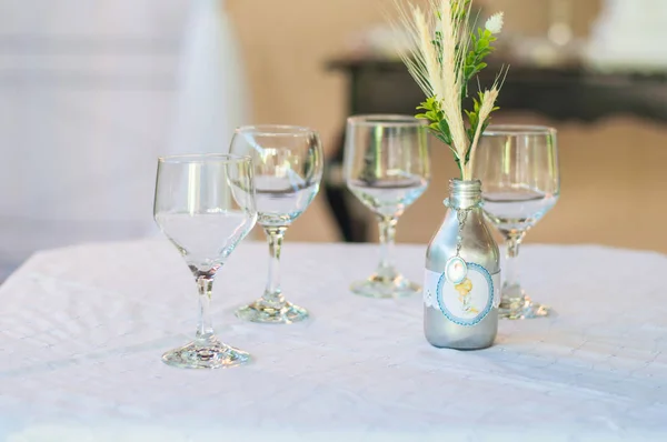 餐桌装饰用4杯和一瓶 — 图库照片