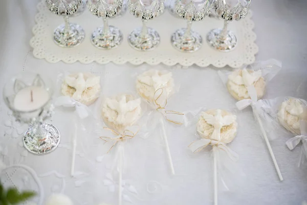 Tisch Mit Blumen Süßigkeiten Und Dekoration — Stockfoto