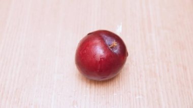 Ahşap masaya erik düşen su