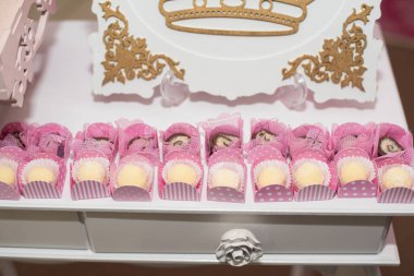 Şekerler, taç Tema tabloyla Doğum günü