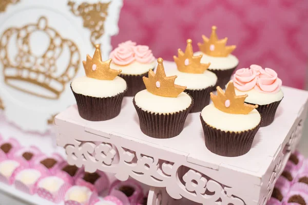 Tavolo Compleanno Con Caramelle Tema Corona Cupcakes — Foto Stock