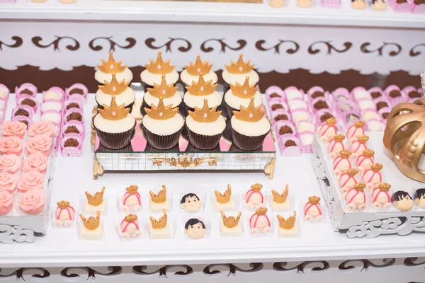 Mesa Aniversário Com Doces Tema Coroa Cupcakes — Fotografia de Stock