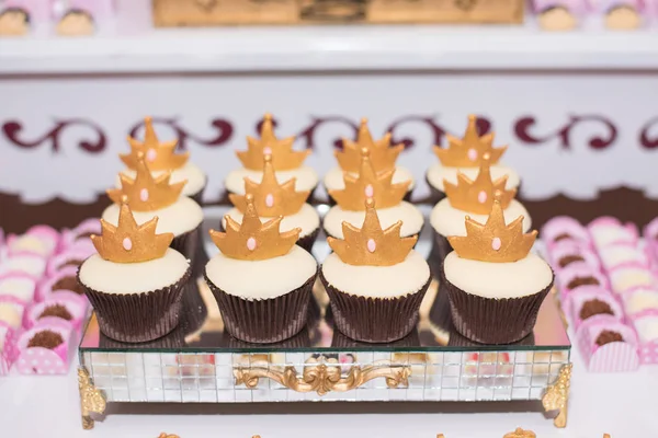 Mesa Aniversário Com Doces Tema Coroa Cupcakes — Fotografia de Stock