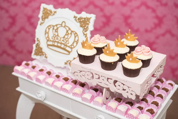 Mesa Cumpleaños Con Dulces Tema Corona Cupcakes —  Fotos de Stock