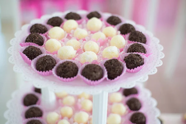 Brasilianische Traditionelle Süßigkeiten Brigadeiros Und Beijinhos — Stockfoto