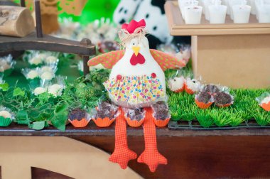 Doğum günü tablo dekore edilmiş çiftlik Tema - tavuk