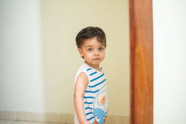 -Kapıya yakın şirin bebek çocuk yürümeye başlayan