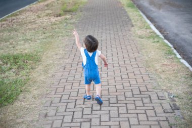 Özel Bahçe yürüme ile-şirin bebek çocuk yürümeye başlayan çocuk