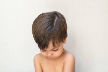 Şirin bebek çocuk yürümeye başlayan - aşağı bakıyor