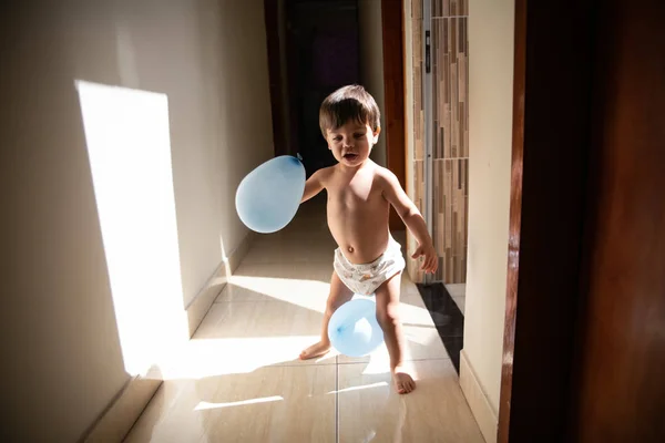 Bebê Bonito Criança Brincando Com Dois Balões Azuis Casa — Fotografia de Stock