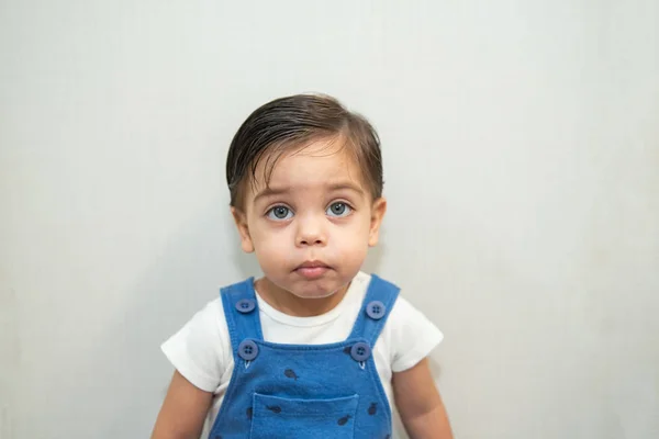 -Beyaz zemin üzerine mavi romper ile şirin bebek çocuk yürümeye başlayan
