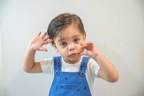 Cute Baby Boy Malucha Niebieski Romper Białym Tle Ręce Twarzy — Zdjęcie stockowe