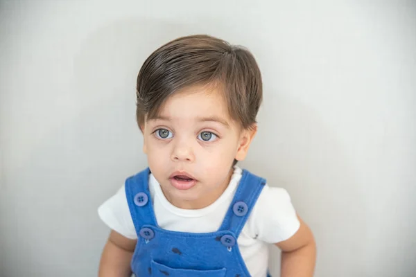 Милий Маленький Хлопчик Малюк Блакитним Романом Білому Тлі — стокове фото