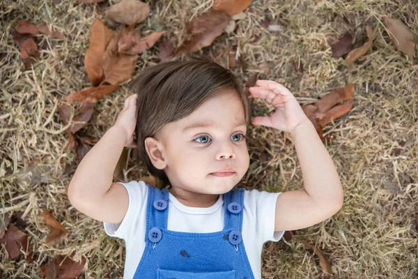 Toddler Chłopiec Cute Baby Leżąc Suchej Trawy Ręce Głowę — Zdjęcie stockowe