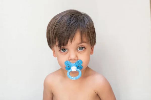 -Ağzında emzik ile şirin bebek çocuk yürümeye başlayan