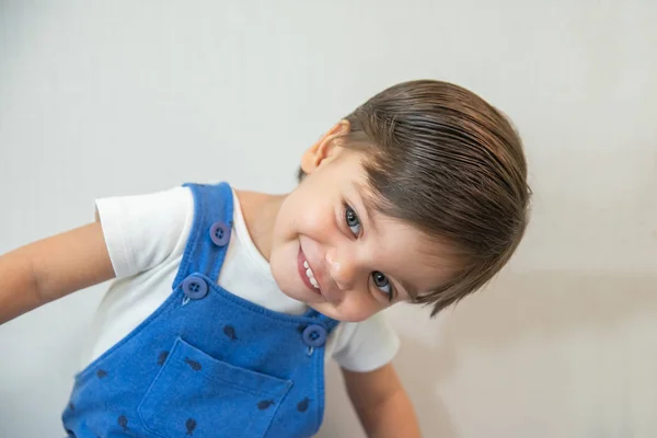 かわいい赤ちゃんの少年幼児 白い背景の青いロンパーと笑みを浮かべてください ロイヤリティフリーのストック写真
