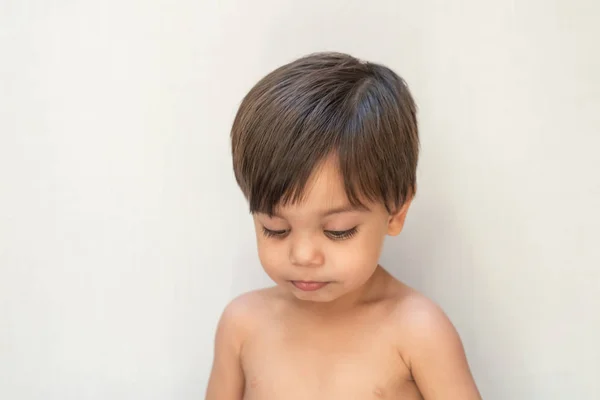 Toddler Chłopiec Cute Baby Patrząc Dół — Zdjęcie stockowe