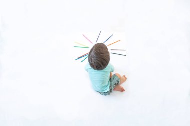 Şirin bebek çocuk yürümeye başlayan - renkli kalemler ile beyaz kağıt üzerine çizim