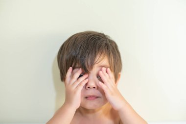 -Gözünde elleriyle beşik içinde şirin bebek çocuk yürümeye başlayan