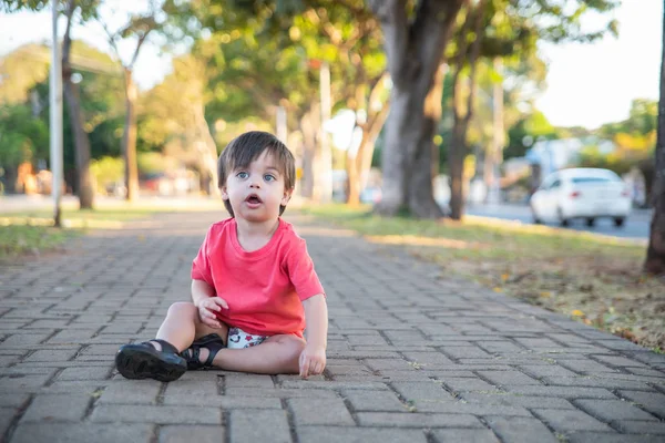 Милий Маленький Хлопчик Малюк Тротуарі — стокове фото