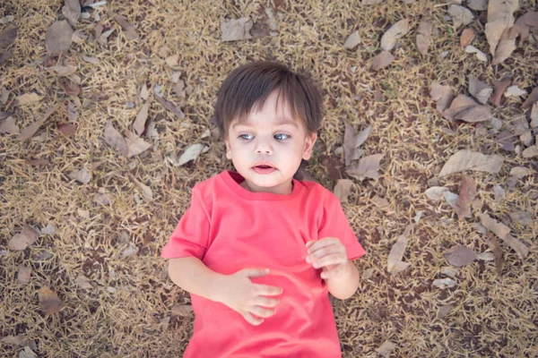 Niedliches Baby Auf Trockenem Gras Liegend — Stockfoto