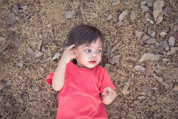 Schattige Baby Jongen Peuter Liggend Droog Gras — Stockfoto