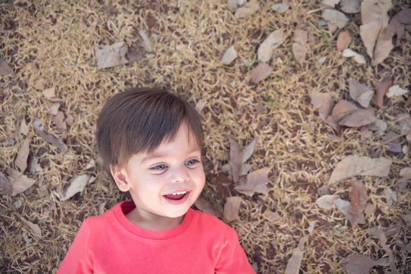 Симпатичный Мальчик Малыш Лежа Сухой Траве — стоковое фото