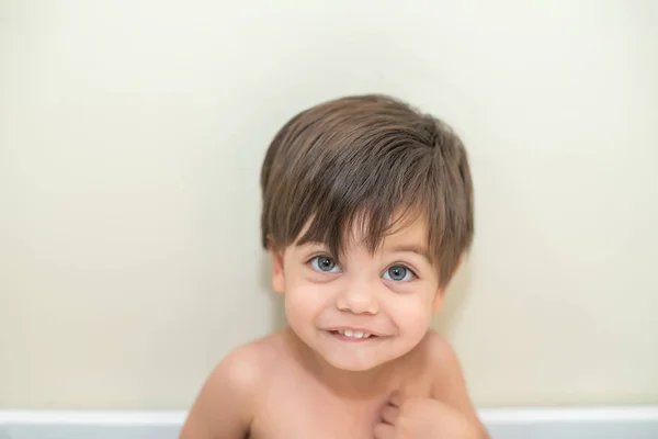 Мила Дитина Хлопчик Малюк Ліжечко Посміхається — стокове фото
