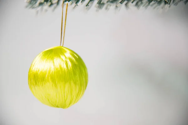 黄色のクリスマス ツリーにクリスマス ボール — ストック写真