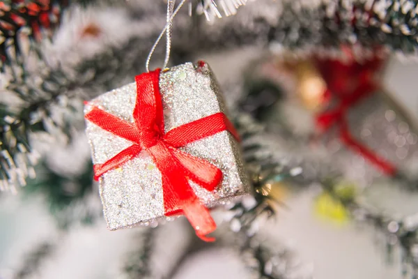Ασημένιο Δώρο Διακόσμηση Χριστουγεννιάτικο Δέντρο — Φωτογραφία Αρχείου