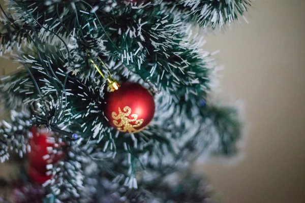 Κόκκινη Μπάλα Χρυσό Χριστουγεννιάτικο Δέντρο — Φωτογραφία Αρχείου