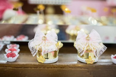 Tatlılar ve dekorasyon masada - Çocuk partisi ayı princ