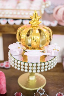 Tatlılar ve dekorasyon masada - Çocuk partisi ayı princ