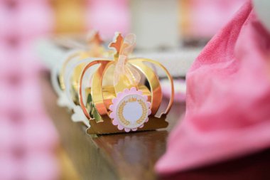 Tatlılar ve dekorasyon masada - Çocuk partisi ayı princ